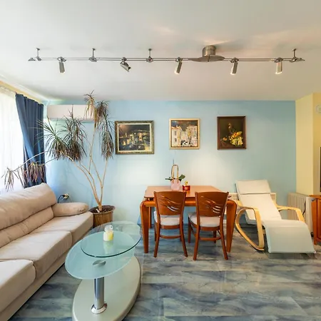 Oasis With 2 Bedrooms Apartment *